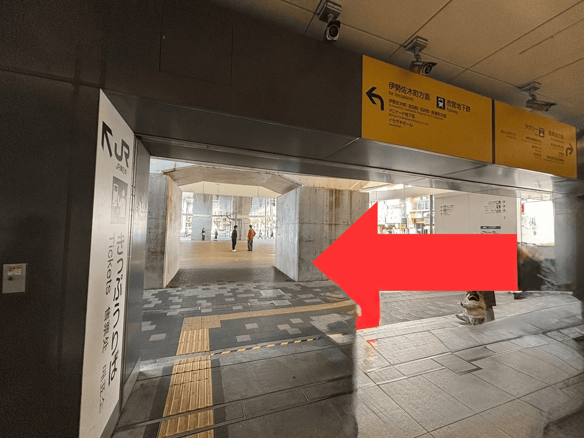 { 関内駅北口を出てまっすぐ進みます。 }